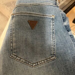 Womens Guess Skinny jeans  excellent condition   Original $70.  Price. $25